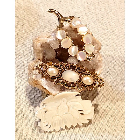 Vintage MOP Mother of Pearl pins Brooch lot of 3 Carved MCM & Victorian Revival - Picture 2 of 8